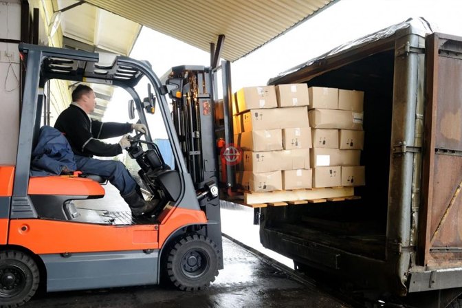 Melakukan Pembongkaran Muatan dengan Forklift